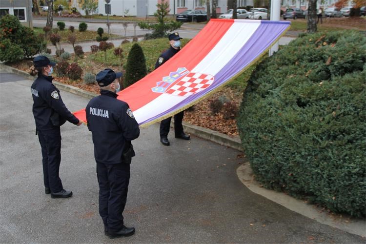 Slika /03_policijska_skola/2020/studeni/2_dizanje zastave.jpg